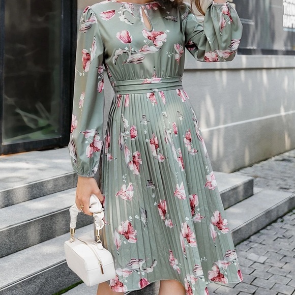 SHEIN Simplee NWT Keyhole Neckline Floral Pleated - Picture 4 of 10